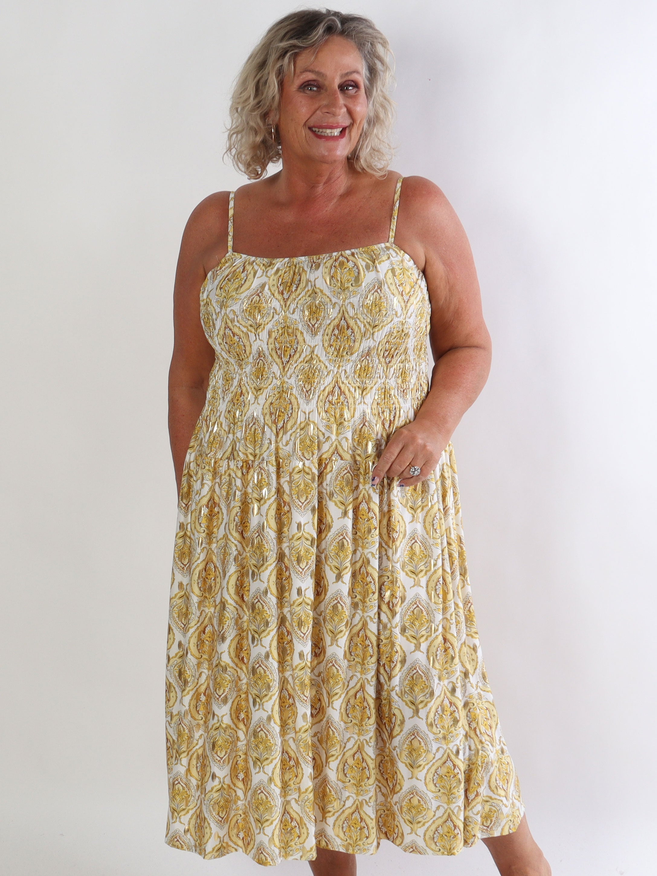 Maira Oasis - Plus size stropkjole med guld dutter og smock henover brystet